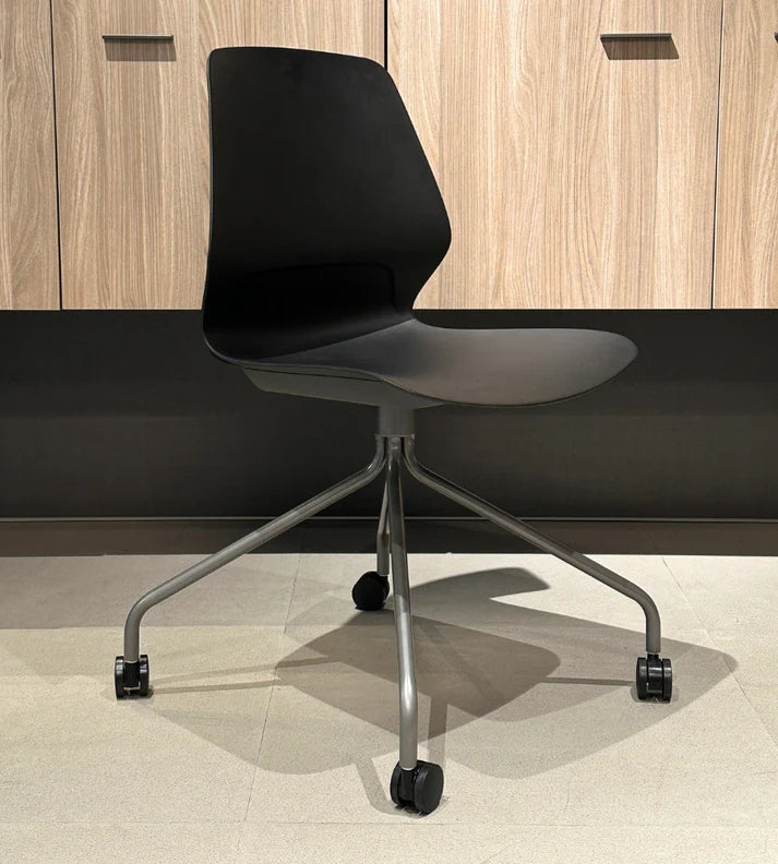 Silla Staryo Gris Oscuro Base Araña con Ruedas